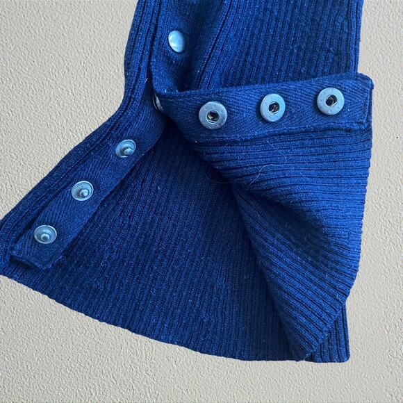 Blue bell sleeve stretchy sweater V neck ribbed knit buttons Knyt & Lynk preppy - Picture 5 of 6